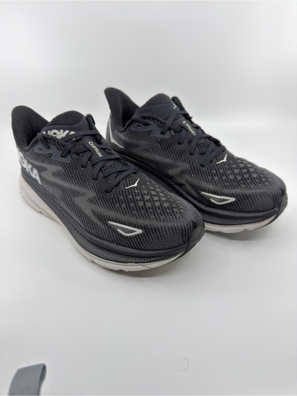 Hoka Men’s Clifton 9  Color Black/White SZ 9 Extra  Wide